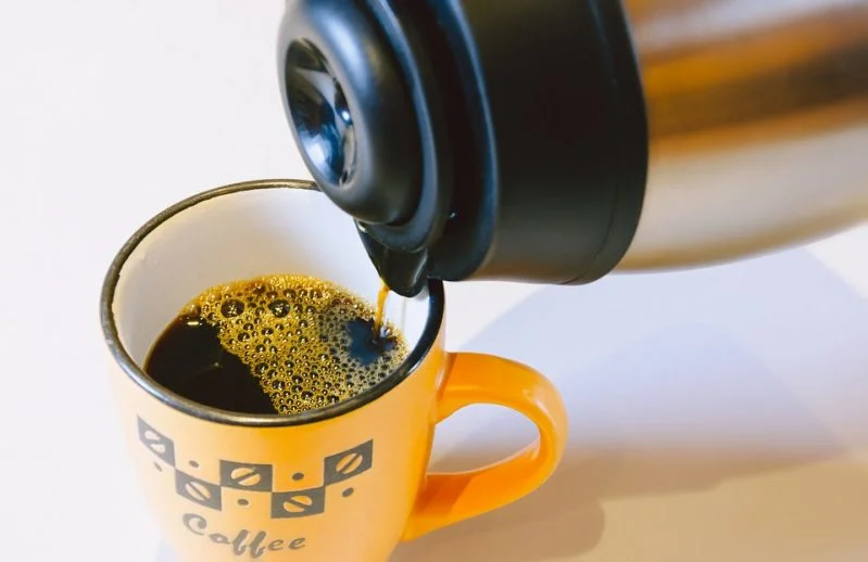 Hoe lang blijft koffie warm in een thermoskan?